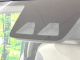 【スマートアシスト】走行中に前方の車両等を認識し、衝突しそうな時は警報とブレーキで衝突回避と被害軽減をアシスト。より安全にドライブをお楽しみいただけます。