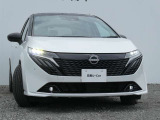アダプティブLEDヘッドライト。フロントカメラで前方の状況を検知し対向車や先行車に眩しい思いをさせることなく必要なところだけを遠くまで照射します。