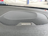 【harman kardon】ハーマンカードンのHi-Fiスペシャリストと共に、モデル別に開発・設計された専用チューニングが臨場感溢れる音響空間を実現しています。