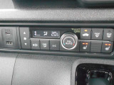 充電用USBジャック付いています♪運転席&助手席シートヒーター付き☆フルオートエアコンで室内快適です♪
