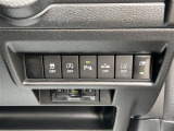 【車線逸脱警報機能】路側へはみ出しそうな時、カメラが道路の端を認識して、ブザーとメーター内表示でお知らせします!機能には限界があるためご注意ください。