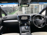 【運転席・インパネまわり】ハンドル・シート・フロアーなど隅々までプロによるクリーニング済み☆彡キレイな車内でドライブが一層快適にお楽しみいただけます!!