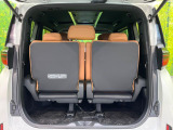 【パワーバックドア】スマートキーや運転席のボタンを押すだけでリアゲートが自動で開閉します!荷物を持っている時や、高い位置にあるバックドアを閉める際に便利な機能です♪
