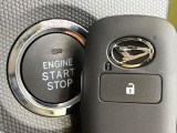【スマートキー】カバンやポケットに入れたままでもドアの施錠・解錠が可能なスマートキーを装備。エンジンのオン・オフ時もカギを取り出す必要が無いからとっても便利です♪