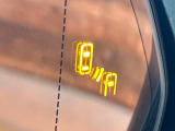 【ブラインドスポットモニター】走行中、ドアミラーの死角になりやすい箇所に後続車が接近するとサイドミラーのレンズに警告を表示!ドライバーに注意喚起をしてくれます。