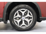 17インチアルミホイール装備。車高が高いフォレスターだから高速安定性能は大事です、しっかりと作りこんだスバルの足回りだから安心して走れます。