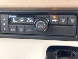 【オートエアコン】一度お好みの温度に設定すれば、車内の温度を検知し風量や温度を自動で調整。暑い&hellip;寒い&hellip;と何度もスイッチ操作をする必要はありません。快適な車内空間には必須の機能ですね♪