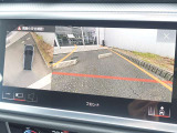 ●サラウンドビューカメラ『車両の4つのカメラから得た映像を合成し、上空から眺めているような映像をモニターに映し出します。車両周辺の歩行者や障害物などの発見に役立ちます。』