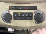 【オートエアコン】一度お好みの温度に設定すれば、車内の温度を検知し風量や温度を自動で調整。暑い&hellip;寒い&hellip;と何度もスイッチ操作をする必要はありません。快適な車内空間には必須の機能ですね♪