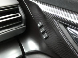 運転席はシートメモリー機能が付いているので、自分以外の人がシートを動かしても、ボタン一つでセットした位置に戻せます。