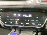【オートエアコン】一度お好みの温度に設定すれば、車内の温度を検知し風量や温度を自動で調整。暑い&hellip;寒い&hellip;と何度もスイッチ操作をする必要はありません。快適な車内空間には必須の機能ですね♪
