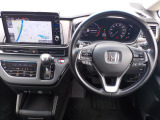 運転席から各種ボタンの操作がしやすいように設計されたデザイン。ドライブなでもスマートに操作ができます♪