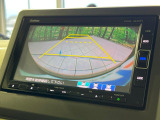 【バックカメラ】駐車時に後方がリアルタイム映像で確認できます。大型商業施設や立体駐車場での駐車時や、夜間のバック時に大活躍!運転スキルに関わらず、今や必須となった装備のひとつです!