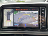 【パノラミックビューモニター】クルマを真上から見下ろした視点で駐車をサポートします!クルマの斜め後ろや真横など、いち早く障害物に気が付くことができます。