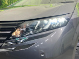 【LEDヘッドライト】悪天候や夜間走行時も良好な視界を確保し安心して運転できる高輝度LEDヘッドライトを装備!点灯速度が早く、消費電力も抑えられています。