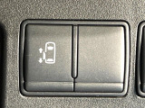 【パワースライドドア】スマートキーや運転席のスイッチでスライドドアの開閉が可能♪電動だから力を入れてドアを開ける必要が無く、小さいお子様でも、重い荷物を持っている時もラクに開け閉めできます♪