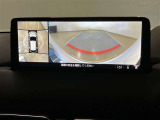 【パノラミックビューモニター】映像で、見づらい車両周辺の確認をアシスト。クルマを真上から見ているような映像を表示。 運転席から確認しにくい車両周囲の状況を把握。