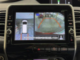 【アラウンドビューモニター】自車周辺をぐるりと俯瞰できるカメラで危険を察知。上空からの映像で自動車や障害物の位置が詳細に確認できるので、狭い駐車場でも安心して駐車できますね。