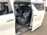 【後部座席】大人が座っても余裕のある広さです!!頭上や足元のスペースも広く取ってあります!