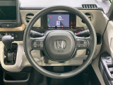 インテリアに合わせたデザインのステアリングは、運転される方のことも考え、運転しやすい形状、大きさです。是非一度、実際に触ってお確かめください。