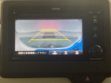 バックでの車庫入れも安心です! リアカメラが付いているバックモニター付のディスプレイオーディオを装備しております。操作線もついており距離感も画面から確認できます。