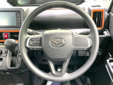 インテリアに合わせたデザインのステアリングは、運転される方のことも考え、運転しやすい形状、大きさです。是非一度、実際に触ってお確かめください。
