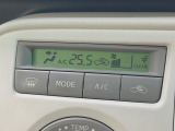 【オートエアコン】一度お好みの温度に設定すれば、車内の温度を検知し風量や温度を自動で調整。暑い&hellip;寒い&hellip;と何度もスイッチ操作をする必要はありません。快適な車内空間には必須の機能ですね♪