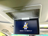 【フリップダウンモニター】大画面モニターで後席でもエンタメをお楽しみいただけます。小さなお子様にも大人気の装備です♪