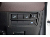 機能性溢れる運転席まわり。使いやすいスイッチ類の配置で運転中のストレスを軽減し楽しくドライブできますよ。