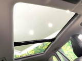 【パノラマルーフ】大型のガラスルーフ搭載で車内の解放感が一気にアップ!開放的なドライブをお楽しみいただけます。