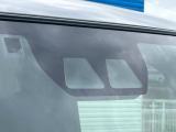 【スマートアシスト】走行中に前方の車両等を認識し、衝突しそうな時は警報とブレーキで衝突回避と被害軽減をアシスト。より安全にドライブをお楽しみいただけます。