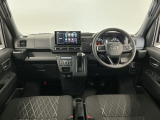 【インパネ】運転のしやすさを最優先に設計された見晴らしの良いフロントビュー。車両間隔が掴みやすく狭い道でも安心♪「安全」と「品質」を最優先に、安心してお乗りいただけるクルマを提供いたします。