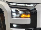 【LEDヘッドライト】悪天候や夜間走行時も良好な視界を確保し安心して運転できる高輝度LEDヘッドライトを装備!点灯速度が早く、消費電力も抑えられています。