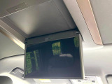 【13.2型有機ELフリップダウン】三列目からでも迫力のエンタメが観れる大画面フリップダウン。有機ELのモニターでは、一般的なフリップダウンよりも高コントラストでキレイな映像を楽しめます。