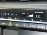 左右独立温度コントロールフルオートエアコンです。運転席、助手席それぞれで独立して温度設定ができます。冷え性の方が乗っても安心ですね♪