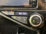【オートエアコン】一度お好みの温度に設定すれば、車内の温度を検知し風量や温度を自動で調整。暑い&hellip;寒い&hellip;と何度もスイッチ操作をする必要はありません。快適な車内空間には必須の機能ですね♪