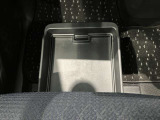 助手席下にも収納スペースあります☆コンパクトなのにたくさん収納があって助かります☆車検証を入れてる方も多い収納スペースです☆