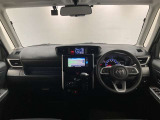 シンプルながら機能性あふれる運転席周りです。使いやすいスイッチ類の配置によりとても運転しやすいですよ。
