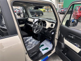 【運転席】座り心地が良いシートなので長時間の運転でも快適にお過ごしいただけます。新品のフロアマットのご注文も可能です。掲載箇所以外にご希望の写真がございましたらお気軽にお問い合わせ下さい。