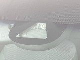 【ホンダセンシング】走行中に前方の車両等を認識し、衝突しそうな時は警報とブレーキで衝突回避と被害軽減をアシスト。より安全にドライブをお楽しみいただけます。