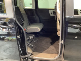 シートをはね上げれば、高さのある荷物も積めます。