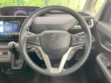 インテリアに合わせたデザインのステアリングは、運転される方のことも考え、運転しやすい形状、大きさです。是非一度、実際に触ってお確かめください。