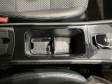 運転席側にドリンクホルダーあります!運転中でも手が届きやすい位置にあって便利です♪