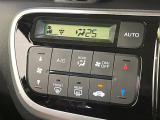 【オートエアコン】一度お好みの温度に設定すれば、車内の温度を検知し風量や温度を自動で調整。暑い&hellip;寒い&hellip;と何度もスイッチ操作をする必要はありません。快適な車内空間には必須の機能ですね♪