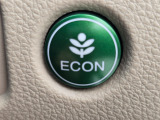 ワンタッチで省燃費走行をサポートするECONスイッチを装備。