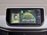 車を上から見下ろした視点で駐車をサポートするパノラマビューを搭載。運転席から確認しにくい車両周囲の状況を確認できます。
