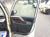 運転席のドア内部でございます。