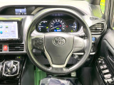 【純正革巻きステアリング】上質な革を使用することで、手にしっかり馴染みとても運転しやすいハンドルです♪