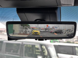 【デジタルインナーミラー(トヨタ)】車両後方カメラの映像をルームミラーに映すことが出来ます。 そのため、後席に人や荷物があって後方が見えづらい場合でもしっかり視界を確保することが出来ます。