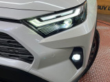【LEDヘッドライト】悪天候や夜間走行時も良好な視界を確保し安心して運転できる高輝度LEDヘッドライトを装備!点灯速度が早く、消費電力も抑えられています。